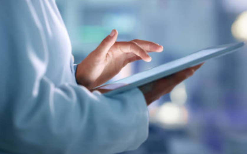 Profesional de la salud usando una tablet — contacto Total e Integral Salud